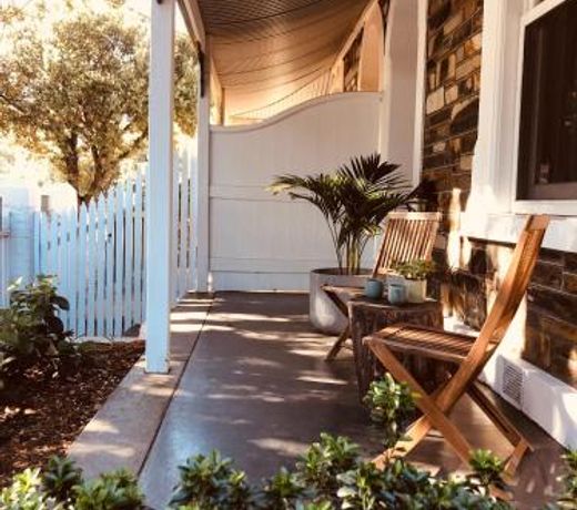 Holly Day's - 1910 cottage - right by the beach