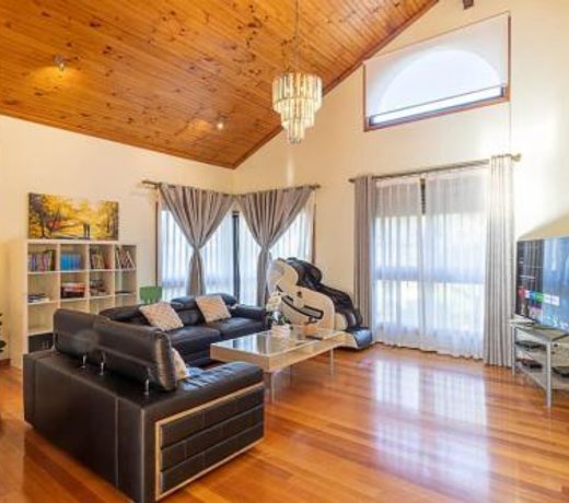 Magnificent Eltham House with stunning view