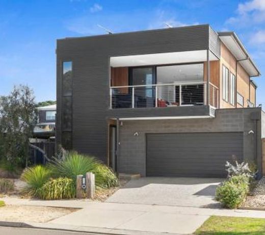 Bayview Luxe- Sleeping 14, Pet Friendly, Views- 4 bedroom, lounge with sofa beds
