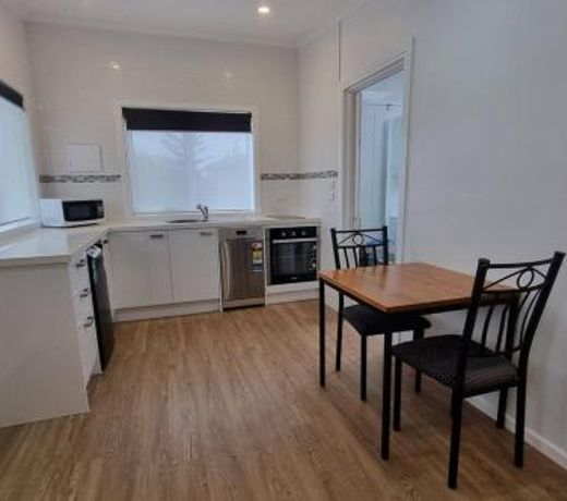 Modern 1 bedroom studio free parking close to CBD