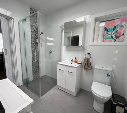 Modern 1 bedroom studio free parking close to CBD