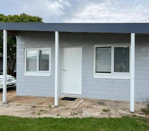 Modern 1 bedroom studio free parking close to CBD