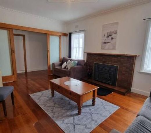 3 bedroom Art Deco home with modern features