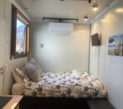 Beautiful tiny house with outdoor area- Only 5 minute walk to the beach!