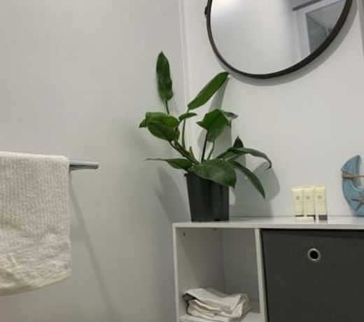 Beautiful tiny house with outdoor area- Only 5 minute walk to the beach!