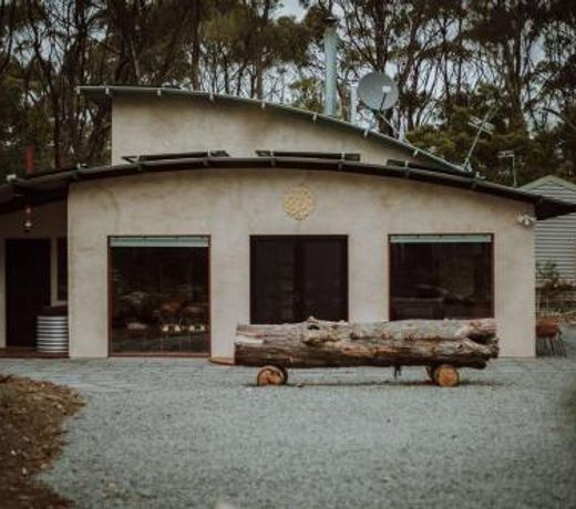 Three Little Pigs Escape - Main House + Cabin