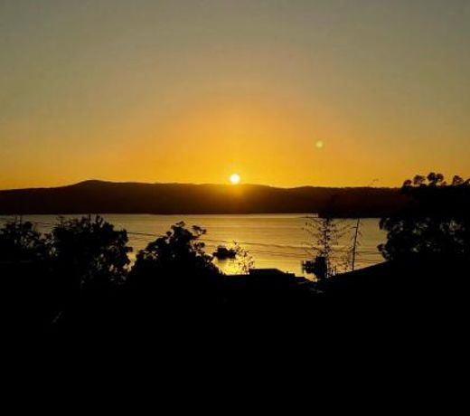 Spacious 4BR getaway with panoramic water & mountain view