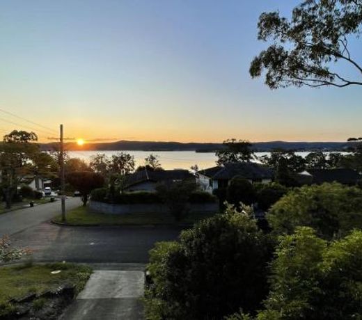 Spacious 4BR getaway with panoramic water & mountain view