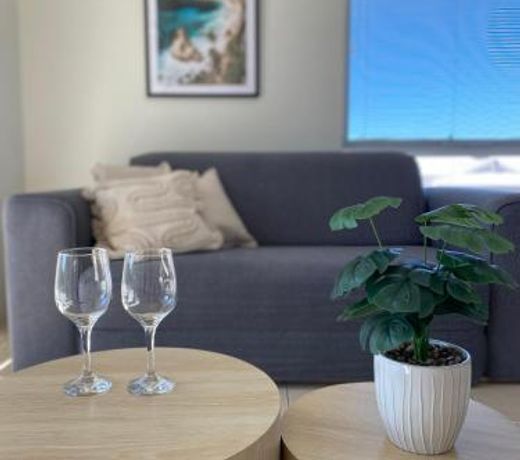Modern Luxury 1 Bedroom Apartment - Walk to the shops!