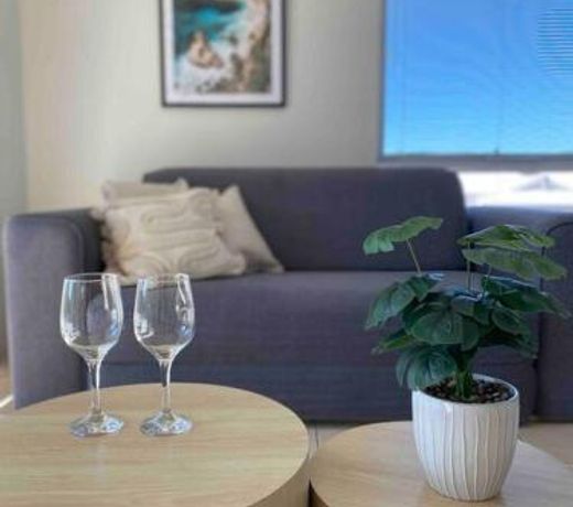 Modern Luxury 1 Bedroom Apartment - Walk to the shops!
