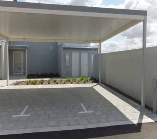 Modern Luxury 1 Bedroom Apartment - Walk to the shops!