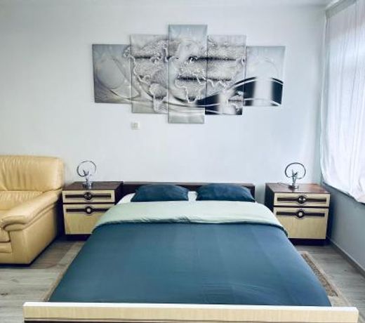 Chambre climatisee dans un logement partage avec un grand parking prive