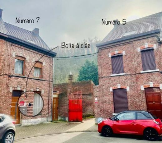Chambre climatisee dans un logement partage avec un grand parking prive