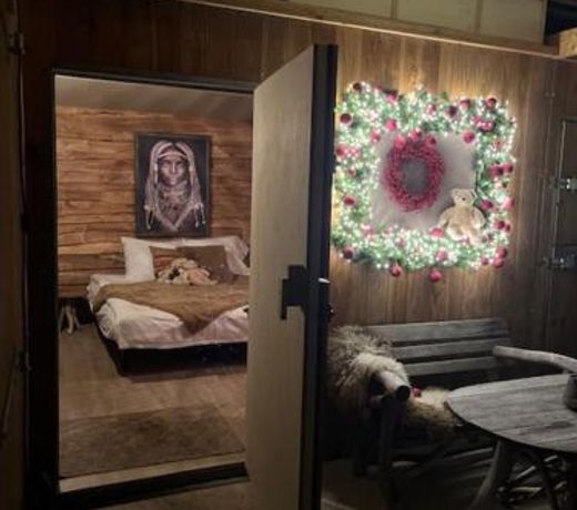 Authentic tipi and cabin with hot tub in private garden