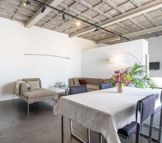 Loft van 90 mÂ² met grote binnentuin.