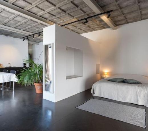 Loft van 90 mÂ² met grote binnentuin.