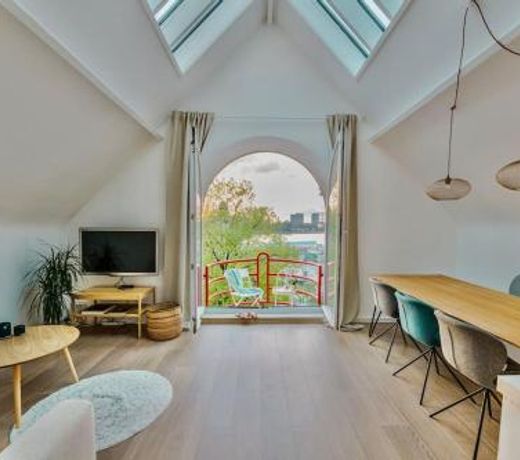Beautiful city apartment with a great river view