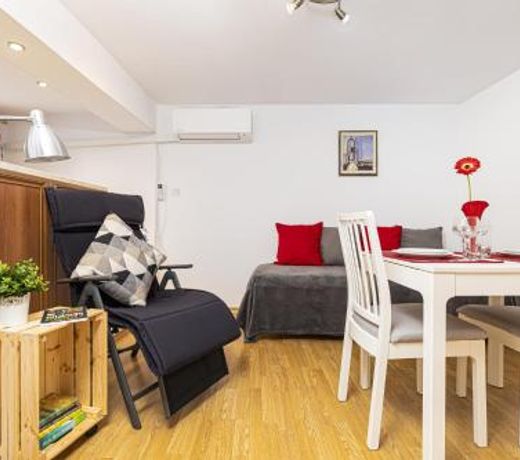Peaceful Riverside Studio with private Patio Garden Center