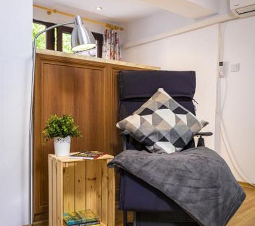 Peaceful Riverside Studio with private Patio Garden Center