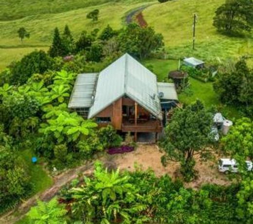 Treetops Sanctuary - Luxury Treehouse pole home