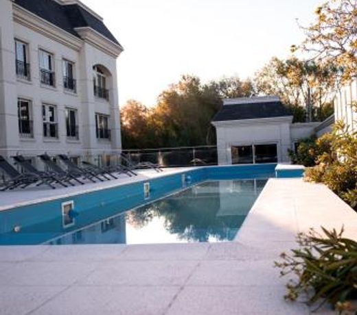 Apart France - Un dormitorio con gim, piscina y estacionamiento