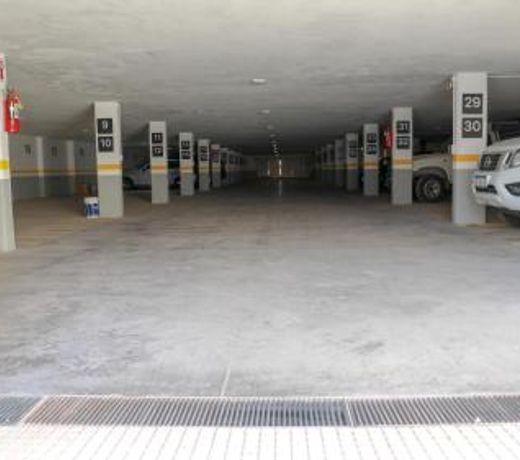 Apart France - Un dormitorio con gim, piscina y estacionamiento