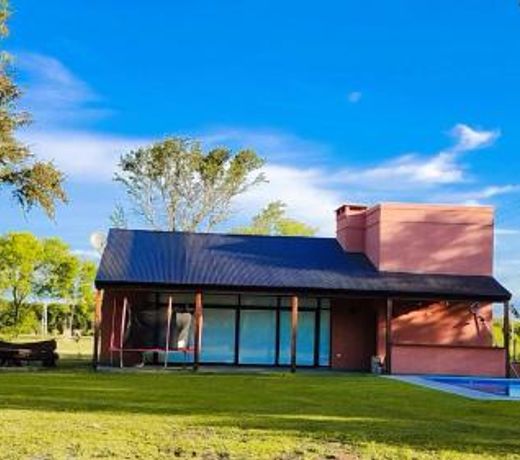 Casa con pileta en Paso de la Patria