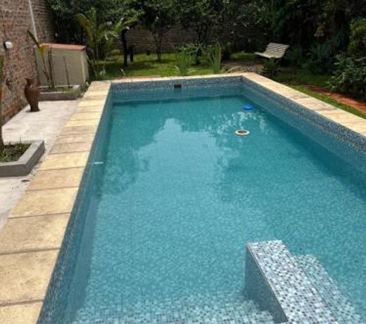 Casa con piscina y parque