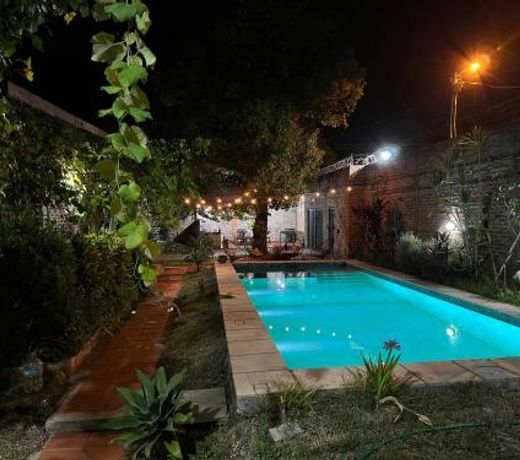 Casa con piscina y parque