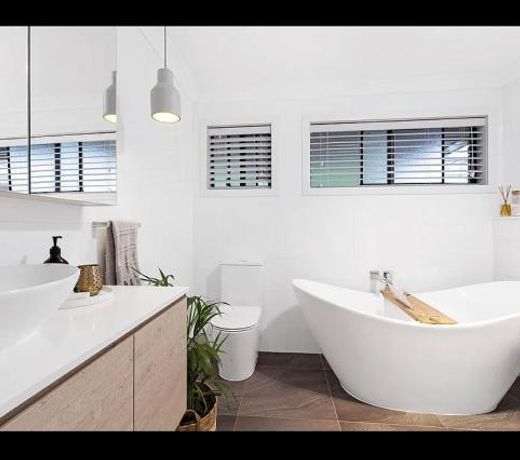 5 bedroom Terrigal beach home with district views