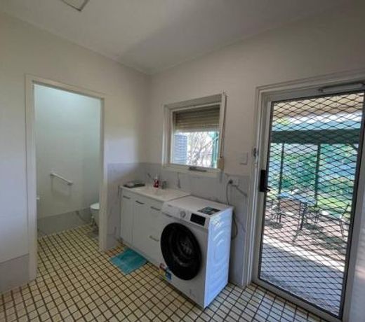 Entire house between Marion /Flinders university