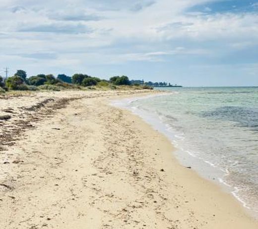 Beach and Cafes on your doorstep - 3 bedrooms , Sleeps 6 - Beach Haven -