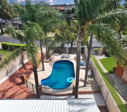 Evies White House Oasis I Pool & Close to Airport