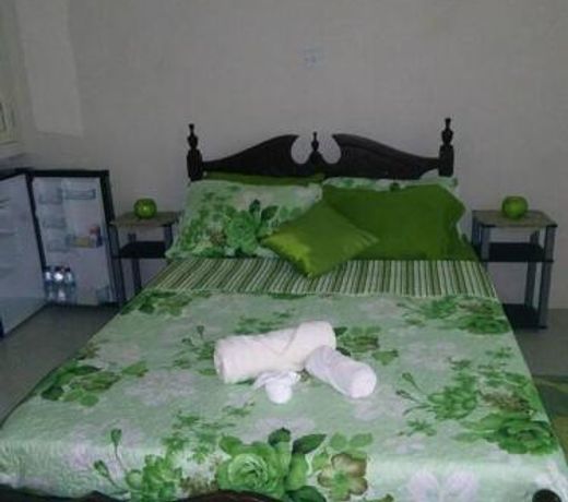 So-neez Top floor apt
