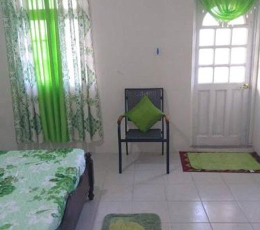 So-neez Top floor apt