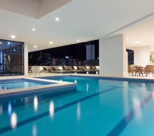 Flat climatizado, com piscina e academia no coraÃ§Ã£o comercial de Salvador