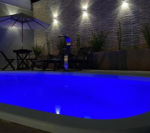 Casa com piscina e um quarto com ar split pe na areia a 50 metros da praia
