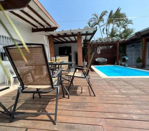 Casa agradavel com piscina, a poucos passos da Praia