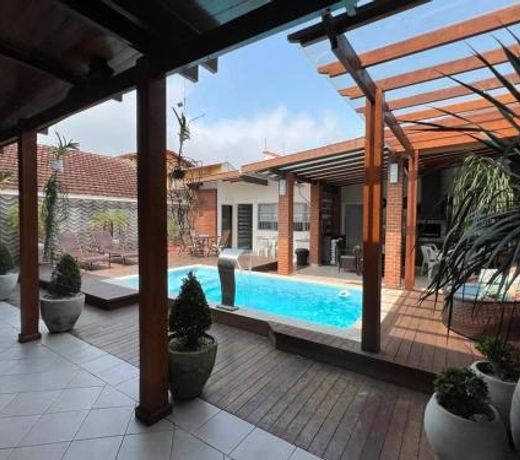 Casa agradavel com piscina, a poucos passos da Praia