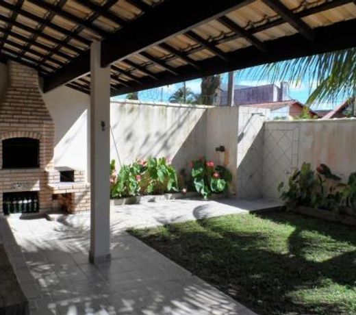 P003 - Casa de 3 dormitÃ³rios com churrasqueira, apenas 150m da praia