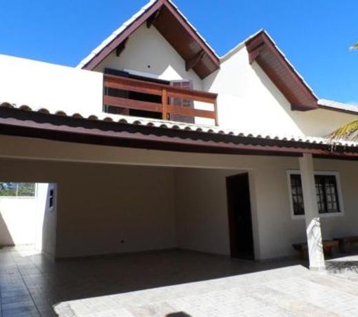 P003 - Casa de 3 dormitÃ³rios com churrasqueira, apenas 150m da praia
