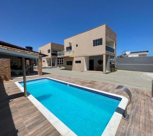 Apartamento na Praia de Atalaia ampla com area de lazer ideal para famÃ­lias grandes