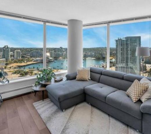 Spacious DT 2-BDR High-rise with view, pool, gym