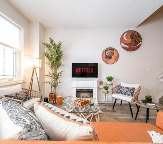 BALI HOME ESCAPE I access to HWY 16 I King Bed I Fireplace, Jacuzzi & Wifi!