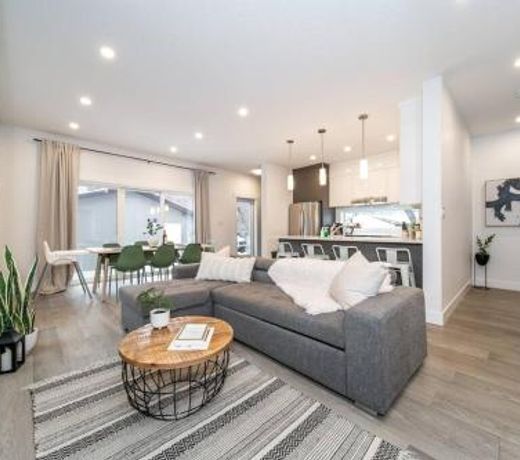 Chic Hideaway, 5BR near DT, Fireplace, King Bed, Fast Wifi, Sleeps 13!