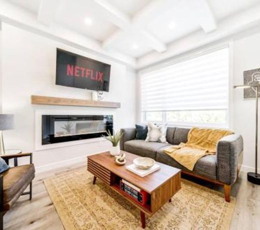 Nordic Retreat, 4BR, Min to WEM & DT, AirCon & Fireplace, Sleeps 10!