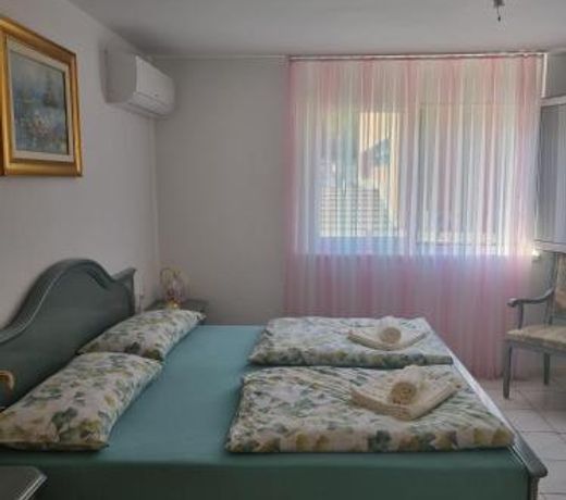 AURORA Room