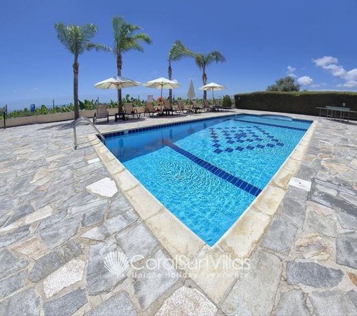 Family Villa Short Walk To Coral Bay Strip 5 Min and Pub, shops etc
