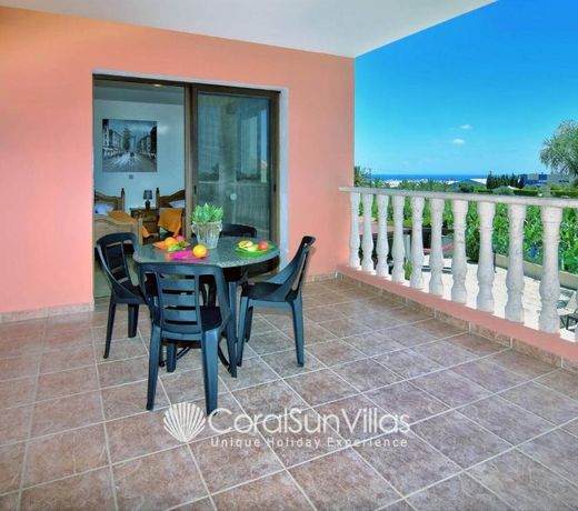 Family Villa Short Walk To Coral Bay Strip 5 Min and Pub, shops etc