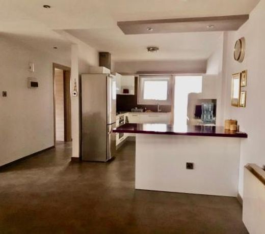 Renovated 2-bedroom flat in center
